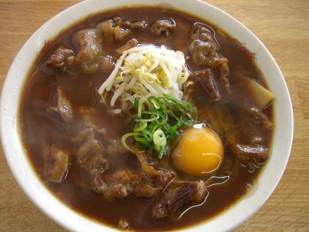 The most common soup color of Tokushima Ramen is brown. The thick and dark color of the soup makes it more enticing to the eyes.