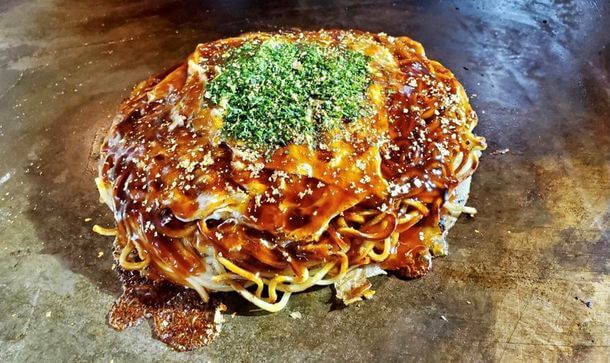 Hiroshima Style Okonomiyaki (広島風お好み焼き) - Food in Japan