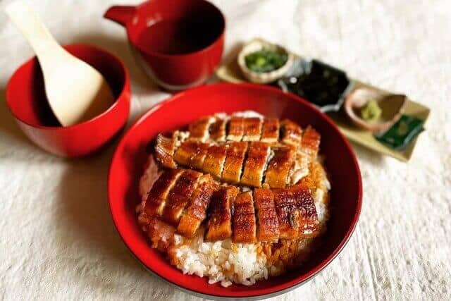 東京淺草鰻魚餐廳供應的江戶風鰻魚三吃