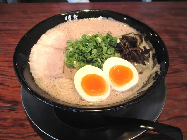 ราเมน tonkotsu หนึ่งชามพร้อม chashu และต้นหอม