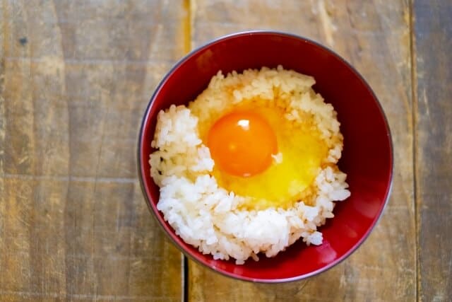 生蛋拌飯 (卵かけご飯)