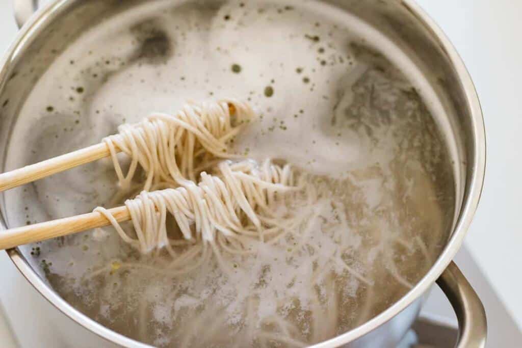 cooking Taiwan Ramen noodles