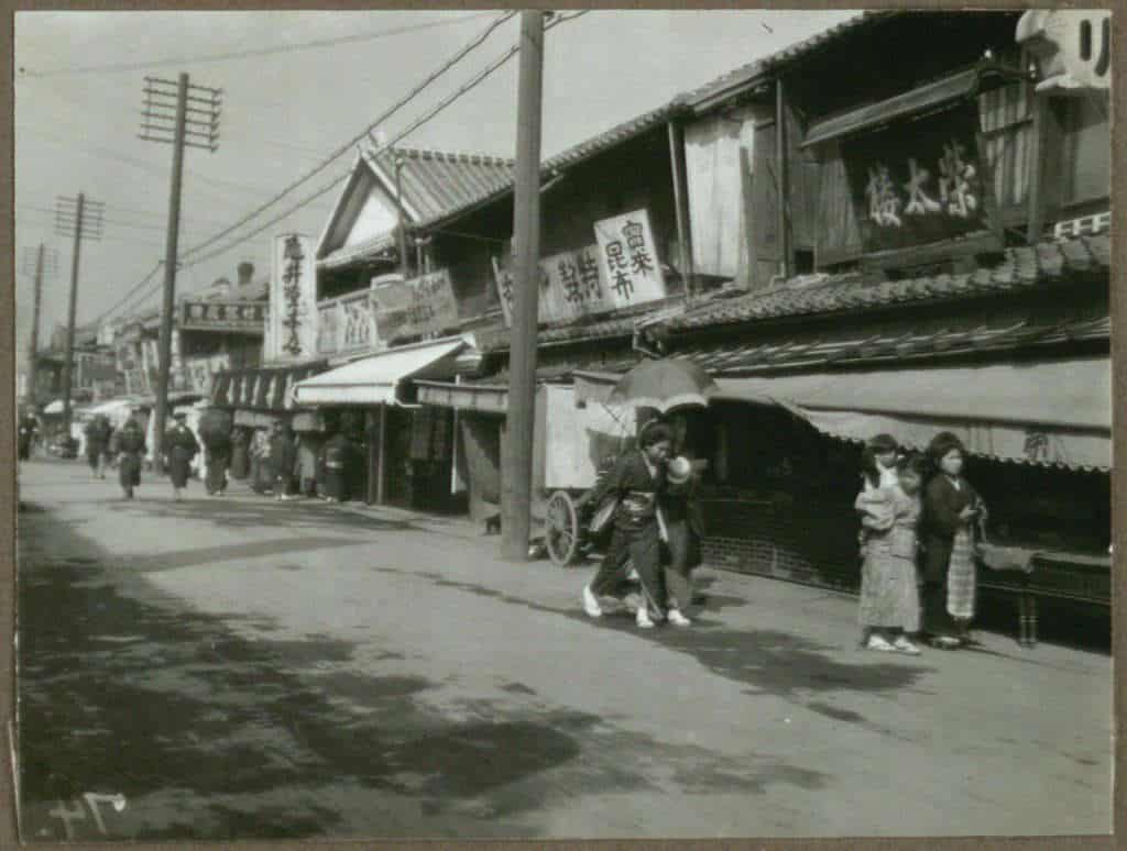 Certainly, there are a few theories about the origin of this Osaka food. To begin with, some people believe that it dates back to 1950 in Kobe. As a matter of fact, they said that a shop in the city of Kobe is serving Okonomiyaki and Yakiudon.