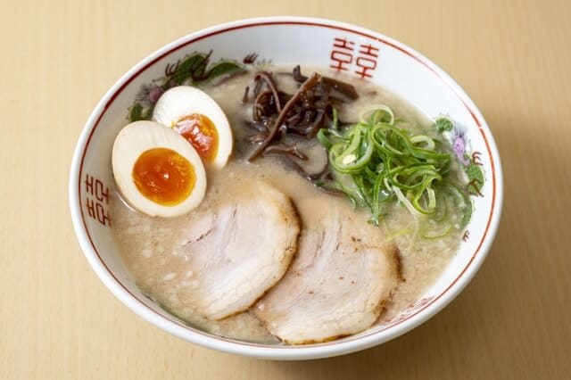 Tonkotsu ramen (豚骨ラーメン)