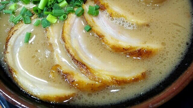 Tonkotsu ramen (豚骨ラーメン)