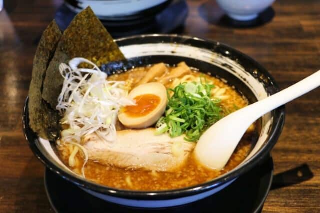 Ramen tonkotsu (豚骨ラーメン)