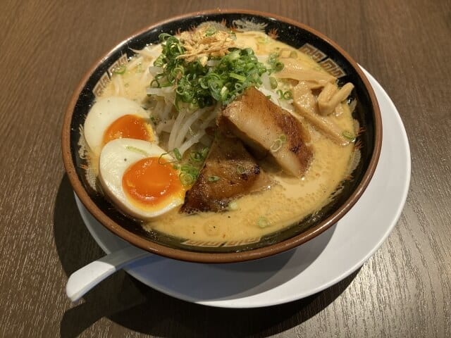 Ramen tonkotsu (豚骨ラーメン)