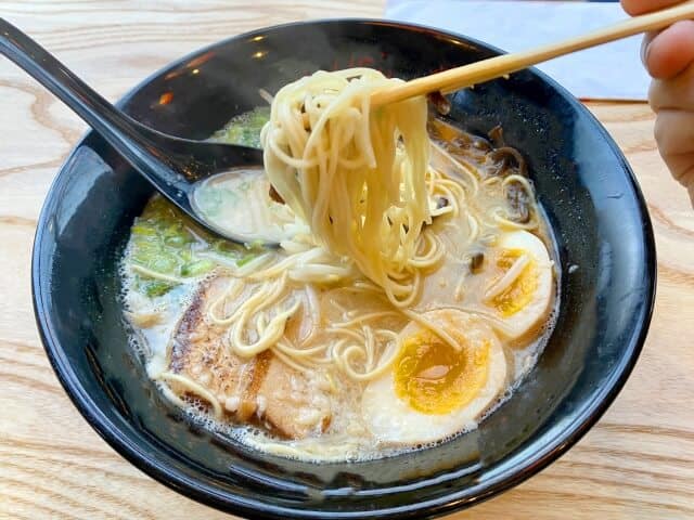 Tonkotsu ramen (豚骨ラーメン)