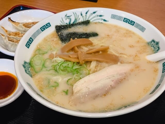 Tonkotsu ramen (豚骨ラーメン)