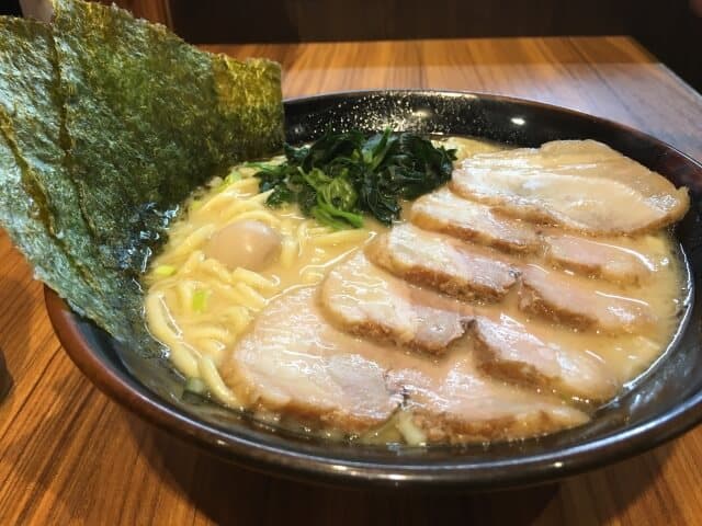 Tonkotsu ramen (豚骨ラーメン)