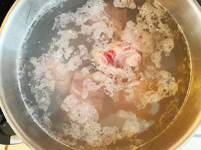 preparing the pork broth tonkotsu