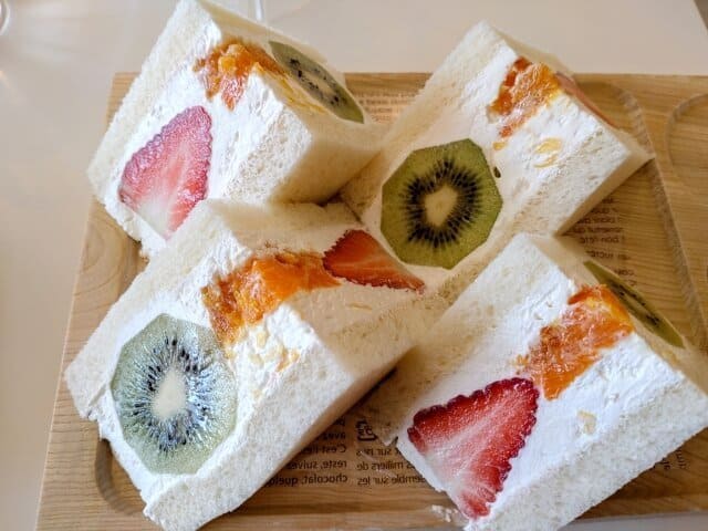 Fruit sandwich (フルーツサンド)