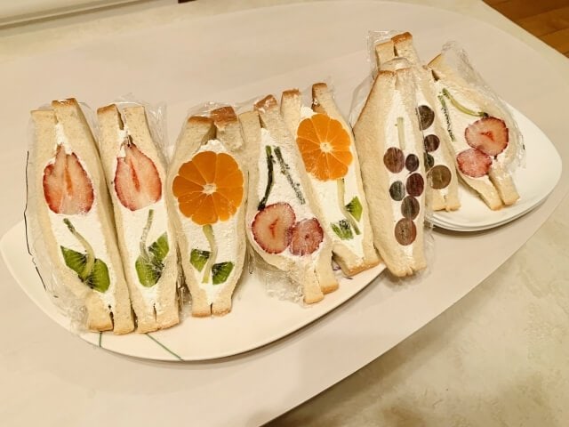 Fruit sandwich (フルーツサンド)