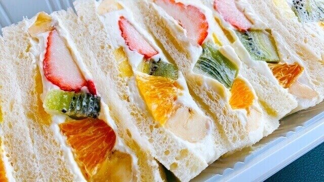 Fruit sandwich (フルーツサンド)