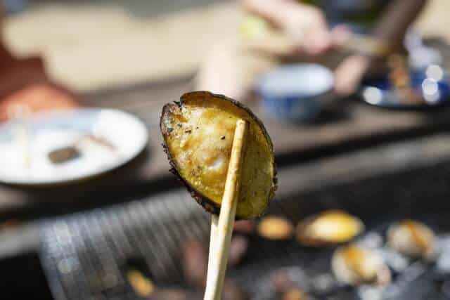 젓가락에 올려진 전복