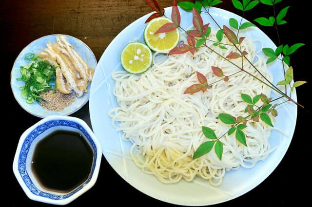 Handa somen with seasoning or condiments beside it