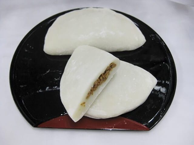 Natto mochi on a black plate