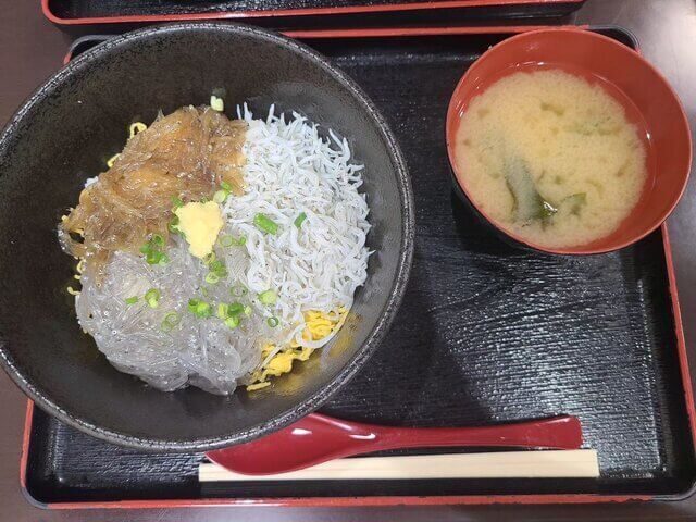 來自江之島哈魯米 (江の島ハルミ) 的生鯊魚仔蓋飯