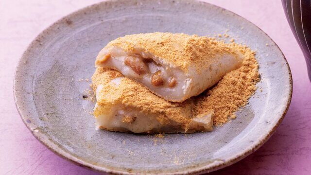 Natto mochi with powdered kinako