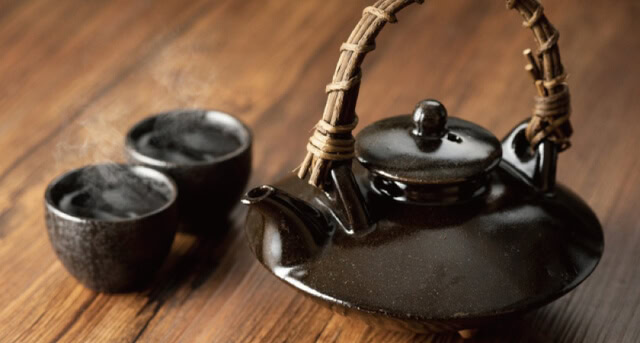 warm sake with teacup and teapot