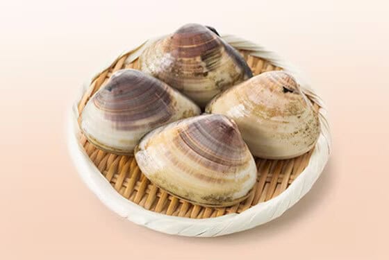 clams in woven plate