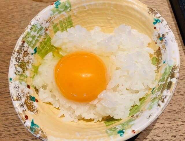 egg raw on rice