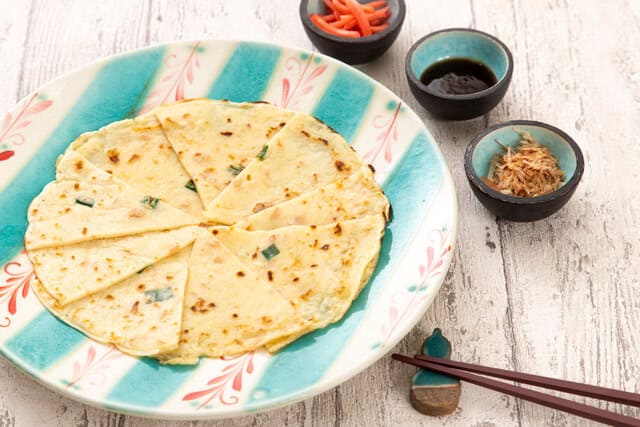 hirayachi with different side dish toppings