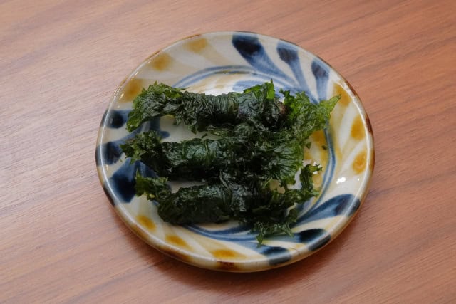 shiso rolls on plate