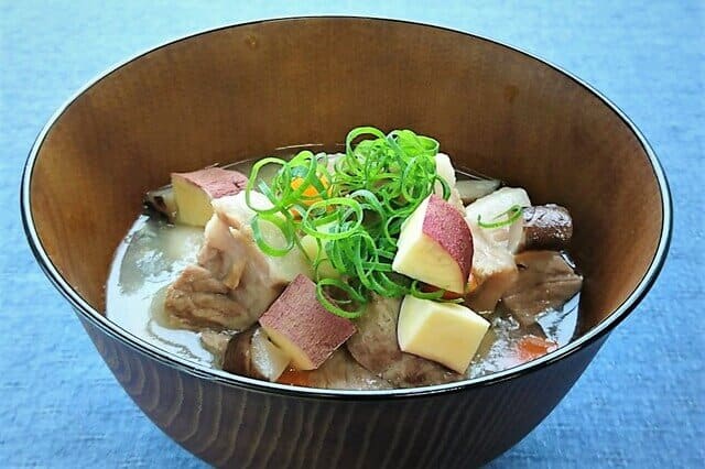 hikado on wooden bowl